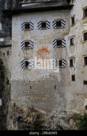 Ein verblasstes Wappen und das Datum 1570 erinnern an eine Renaissance-Transformation einer mittelalterlichen gotischen Burg in Predjama im Südwesten Sloweniens durch Baron Philipp von Cobenzl, nachdem er die Festung vom Erzherzog von Österreich verpachtet hatte. Stockfoto