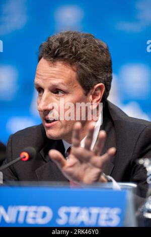 Bildnummer: 53595104  Datum: 12.11.2009  Copyright: imago/Xinhua (091112) -- SINGAPORE, Nov. 12, 2009 (Xinhua) -- U.S. Treasury Secretary Timothy Geithner speaks at the news conference after the finance ministers meeting, in Singapore, Nov. 12, 2009. Finance ministers from 21 members of the Asia-Pacific Economic Cooperation (APEC) concluded their two-day meeting Thursday here with joint commitment to support the weak recovery and to correct the fundamental vices in order to obtain a sustainable growth. (Xinhua/Xu Jinquan)(axy) (1)SINGAPORE-APEC-TIMOTHY GEITHNER-NEWS CONFERENCE PUBLICATIONxNOTx Stock Photo