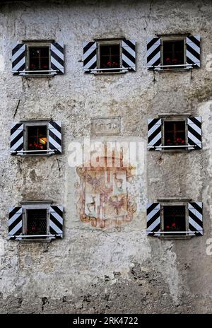 Renaissancetransformation der mittelalterlichen gotischen Burg Predjama im Südwesten Sloweniens mit verblasstem Wappen und dem Datum 1570. Stockfoto