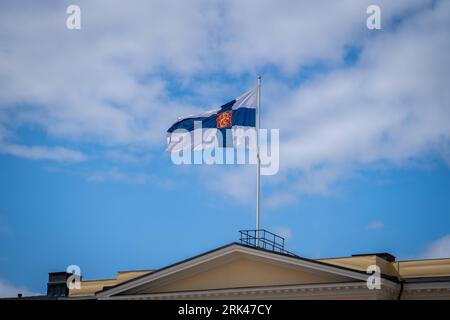 Finnische Flagge über der Universität Helsinki in Finnland an einem sonnigen Sommertag Stockfoto