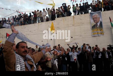 Bildnummer: 53599515 Datum: 14.11.2009 Copyright: imago/Xinhua (091115) -- RAMALLAH, 15. November 2009 (Xinhua)-- Palästinenser rufen auf, ihre Unterstützung für den Präsidenten der Palästinensischen Autonomiebehörde Mahmoud Abbas während einer Kundgebung im Dorf Annaqora nahe der Stadt Nablus am Westjordanland am 14. November 2009 zu zeigen. Die Fatah organisierte die Kundgebung am Samstag, um ihre Unterstützung für Abbas zum Ausdruck zu bringen. (Xinhua/Ayman Noban) (gxr) (2)PALESTINE-NABLUS-RALLY-FATAH PUBLICATIONxNOTxINxCHN Politik Demonstration Fatah kbdig xcb 2009 quer Bildnummer 53599515 Datum 14 11 2009 Copyright Imago XINHUA Ramallah 15. November 2009 XINHUA PALÄSTINENSER to Stockfoto