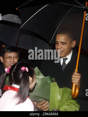 Bildnummer: 53600056  Datum: 15.11.2009  Copyright: imago/Xinhua (091115) -- SHANGHAI, Nov. 15, 2009 (Xinhua) -- A girl presents a bouquet to U.S. President Barack Obama after he arrives at Shanghai Pudong International Airport on Nov. 15, 2009. Barack Obama arrived in Shanghai on Sunday to begin his first state visit to China. (Xinhua/Zhang Ming) (7)CHINA-SHANGHAI-OBAMA-ARRIVE PUBLICATIONxNOTxINxCHN People Politik kbdig xsk 2009 hoch  o00 Regenschirm    Bildnummer 53600056 Date 15 11 2009 Copyright Imago XINHUA  Shanghai Nov 15 2009 XINHUA a Girl Presents a Bouquet to U S President Barack Oba Stock Photo