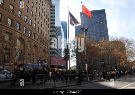 Bildnummer: 53604477  Datum: 16.11.2009  Copyright: imago/Xinhua (091117) -- NEW YORK, Nov. 17, 2009 (Xinhua) -- Chinese national flag rises at Wall Street in New York, U.S. , Nov. 16, 2009. U.S.-China Friendship Association held a Chinese national flag rising ceremony at Wall Street on Nov. 16, celebrating the 30th anniversary of the estabishment of diplomatic relations between China and U.S. and U.S. President Barack Obama s visit to China. (Xinhua/Wang Jiangang) (cy) (1)U.S.-NEW YORK-CHINA-FLAG-RISING PUBLICATIONxNOTxINxCHN Jubiläum Diplomatische Beziehung USA China Kbdig xdp 2009 quer Stock Photo