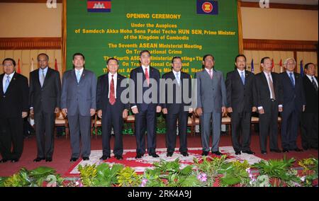 Bildnummer: 53604527 Datum: 17.11.2009 Copyright: imago/Xinhua (091117) -- SIEM REAP, 17. November 2009 (Xinhua) -- Vertreter posieren für ein Gruppenfoto während der Eröffnungszeremonie des 7. ASEAN-Ministertreffens und des 4. ASEAN-Ministertreffens sowie des 3. ASEAN-Ministertreffens sowie des 1. ASEAN-Ministertreffens über grenzüberschreitende Kriminalität in Siem Reap, Kambodscha, 17. November 2009. (Xinhua/Lei Baisong) (hdt) (1)KAMBODSCHA-ASEAN-TRANSNATIONAL CRIME-MEETINGS PUBLICATIONxNOTxINxCHN People Politik kbdig xdp 2009 quer Bildnummer 53604527 Datum 17 11 2009 Copyright Imago XINHUA Siem Reap 17. November 2 Stockfoto