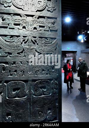 Bildnummer: 53604488  Datum: 16.11.2009  Copyright: imago/Xinhua (091117) -- ANYANG (HENAN), Nov. 17, 2009 (Xinhua) -- Visitors look around in the Chinese Character Museum in Anyang, central China s Henan Province, Nov. 16, 2009. The museum, opened on Nov. 16, shows the evolution of Chinese characters since ancient times, showcasing cultural relics, including rubbed stone inscriptions, bronze vessels of the Shang (1600 B.C.- about 1046 B.C.) and Zhou (1066 B.C. - 256 B.C.) dynasties, Chinese seal engraving, ancient coins, writing bamboo and silk, and calligraphy work from different dynasties.( Stock Photo