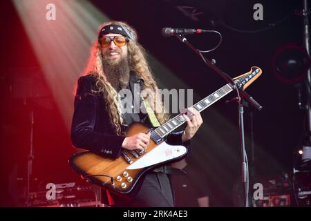 Adrian Gautrey live auf der Bühne des Cambridge Folk Festivals 2023 mit der Kiefer Sutherland Band. Stockfoto