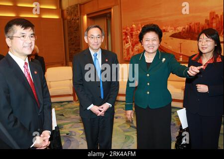 Bildnummer: 53604544 Datum: 17.11.2009 Copyright: imago/Xinhua (091117) -- PEKING, 17. November 2009 (Xinhua) -- der chinesische Staatsrat Liu Yandong trifft sich am 17. November 2009 mit dem US-Handelsminister Gary Locke (1. L) und dem US-Energieminister Steven Chu (2. L) in der Großen Halle des in Peking, der Hauptstadt Chinas. (Xinhua/Ju Peng) (nxl) CHINA-BEIJING-LIU YANDONG-AMERICAN GUESTS (CN) PUBLICATIONxNOTxINxCHN People Politik kbdig xdp 2009 quer premiumd Bildnummer 53604544 Datum 17 11 2009 Copyright Imago XINHUA Beijing 17. November 2009 XINHUA Chinese State Councilors Liu Yandong trifft sich mit US C Stockfoto