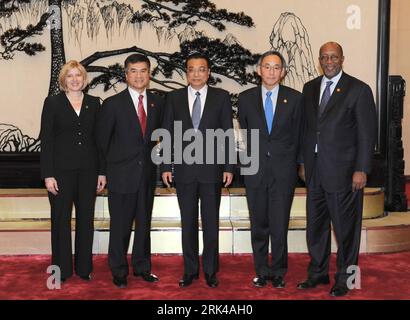 Bildnummer: 53604545  Datum: 17.11.2009  Copyright: imago/Xinhua (091117) -- BEIJING, Nov. 17, 2009 (Xinhua) -- Chinese Vice Premier Li Keqiang (C) meets with U.S. Commerce Secretary Gary Locke (2nd L), U.S. Energy Secretary Steven Chu (2nd R), U.S. Trade Representative Ron Kirk (1st R) and U.S. Trade and Development Agency Acting Director Leocadia Zak (1st L) at the Great Hall of the in Beijing, capital of China, on Nov. 17, 2009. (Xinhua/Ma Zhancheng) (nxl) CHINA-BEIJING-LI KEQIANG-AMERICAN GUESTS (CN) PUBLICATIONxNOTxINxCHN People Politik kbdig xdp 2009 quer premiumd    Bildnummer 53604545 Stock Photo