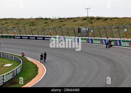 Zandvoort, Niederlande. August 2023. Circuit Atmosphere – letzte Kurve. Formel-1-Weltmeisterschaft, Rd 14, großer Preis der Niederlande, Donnerstag, 24. August 2023. Zandvoort, Niederlande. Quelle: James Moy/Alamy Live News Stockfoto