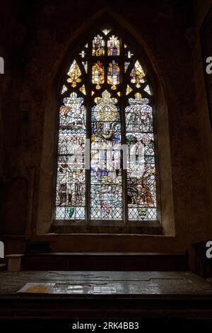 Arts and Crafts Buntglasfenster von Christopher Whall, das 1907 in der St. John the Baptist Church in Burford, West Oxfordshire, entstand Stockfoto