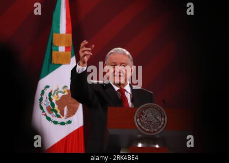 Mexiko-Stadt, Mexiko. August 2023. 23. August 2023 in Mexiko-Stadt, Mexiko: Mexikanischer Präsident Andres Manuel Lopez Obrador, gestikuliert während des Vortrags vor Reportern im Nationalpalast am 23. August 2023 in Mexiko-Stadt, Mexiko. (Foto: Carlos Santiago/Eyepix Group/SIPA USA) Credit: SIPA USA/Alamy Live News Stockfoto