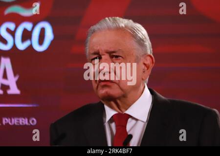 Mexiko-Stadt, Mexiko. August 2023. 23. August 2023 in Mexiko-Stadt, Mexiko: Mexikanischer Präsident Andres Manuel Lopez Obrador, gestikuliert während des Vortrags vor Reportern im Nationalpalast am 23. August 2023 in Mexiko-Stadt, Mexiko. (Foto: Carlos Santiago/Eyepix Group/SIPA USA) Credit: SIPA USA/Alamy Live News Stockfoto