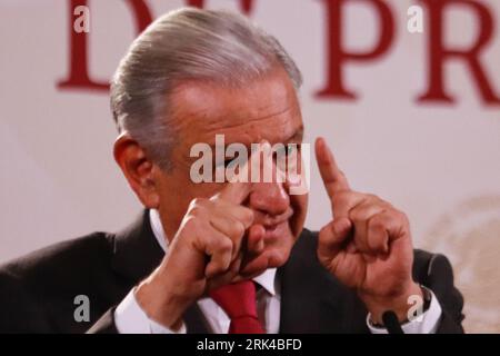 Mexiko-Stadt, Mexiko. August 2023. 23. August 2023 in Mexiko-Stadt, Mexiko: Mexikanischer Präsident Andres Manuel Lopez Obrador, gestikuliert während des Vortrags vor Reportern im Nationalpalast am 23. August 2023 in Mexiko-Stadt, Mexiko. (Foto: Carlos Santiago/Eyepix Group/SIPA USA) Credit: SIPA USA/Alamy Live News Stockfoto