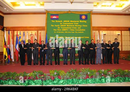 Bildnummer: 53610036  Datum: 18.11.2009  Copyright: imago/Xinhua (091118) -- SIEM REAP, Nov. 18, 2009 (Xinhua) -- Zhang Xinfeng (7th L), vice minister of Public Security of China, and Surin Pitsuwan (1st R), secretary general of the ASEAN secretariat, pose for photo in Siem Reap, Cambodia, Nov. 18, 2009. The 4th ASEAN Plus Three (China, Japan and South Korea) Ministerial Meeting on Transnational Crime (AMMTC+3) was held Wednesday. (Xinhua/Lei Baisong) (zcc) CAMBODIA-SIEM REAP-ASEAN-MINISTERIAL MEETING-TRANSNATIONAL CRIME PUBLICATIONxNOTxINxCHN People Politik premiumd kbdig xsp 2009 quer     Bi Stock Photo