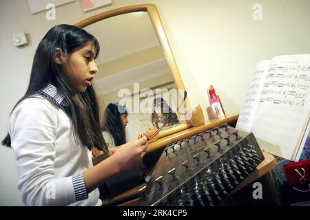 Bildnummer: 53612824 Datum: 19.11.2009 Copyright: imago/Xinhua (091120) -- TEHERAN, 20. November 2009 (Xinhua) -- Rasa Forouzan, ein 12-jähriges iranisches Mädchen, praktiziert in ihrem Zimmer, in Teheran, Hauptstadt des Iran, 19. November 2009. (Xinhua/Ahmad Halabisaz) (lyi) (UNIVERSAL CHILDREN S DAY)(3)IRAN-TEHERAN-GIRL-DAILY LIFE PUBLICATIONxNOTxINxCHN Gesellschaft Kind Kinder Fotostory Homestory kbdig xkg 2009 quer premiumd Bildnummer 53612824 Datum 19 11 2009 Copyright Imago XINHUA Tehran Nov 20 2009 XINHUA RASA ein 12-jähriges iranisches Mädchen praktiziert in ihrem Zimmer in TEHERAN Capital of Iran Nov 19 2. Nov Stockfoto