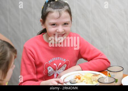 Bildnummer: 53617925  Datum: 20.11.2009  Copyright: imago/Xinhua (091121) -- KIEV, Nov. 21, 2009 (Xinhua) -- Photo taken on Nov. 20, 2009 shows Elena having lunch. In the past five years, Elena lived in orphanage Nest , the closest one to Chernobyl Nuclear Power Plant where a nuclear reactor accident occurred on April 26, 1986. Elena and her older sister were abandoned by their father after their mother died when Elena was five. The two girls then started to live in the orphanage. Her sister was adopted by a local family. According to the instructor, Elena is a vivacious and intelligent girl, Stock Photo