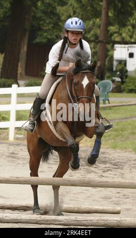 Bildnummer: 53620000  Datum: 26.10.2009  Copyright: imago/Xinhua (091120) -- LOS ANGELES, Nov. 20, 2009 (Xinhua) -- Photo taken on Oct. 26, 2008 shows Hanna Rudolph practises riding in Portland, Oregon, the United States. Hanna Rudolph now feels good about everything on Chinese and China. The Chinese are good because they are friendly to make friends with; the Chinese  is good, stuffed dumplings in particular; the Chinese leaders are good because they care about their and offer their children lots of hope, she declared. China s advantages, however, go far beyond Hanna s list. Born in Suzhou, a Stock Photo