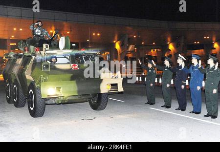 Bildnummer: 53626410  Datum: 25.11.2009  Copyright: imago/Xinhua (091125) -- HONG KONG, Nov. 25, 2009 (Xinhua) -- Vehicles carrying soldiers and officers of the Chinese People s Liberation Army (PLA) cross the Lok Ma Chau checkpoint into Hong Kong Special Administrative Region (HKSAR) in south China for the annual rotation Nov. 25, 2009. The Chinese PLA Garrison Troop in HKSAR conducted its 12th troop rotation on Nov. 25 since it assumed Hong Kong s defense responsibility on July 1, 1997. (Xinhua/Song Zhenping) (lyi) (1)CHINA-HONG KONG-PLA-TROOP ROTATION (CN) PUBLICATIONxNOTxINxCHN China Marin Stock Photo