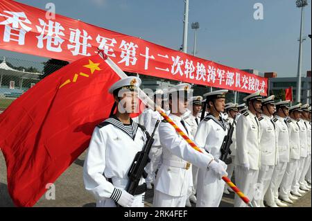 Bildnummer: 53626409 Datum: 25.11.2009 Copyright: imago/Xinhua (091125) -- HONGKONG, 25. November 2009 (Xinhua) -- Soldaten der Marine der chinesischen Volksbefreiungsarmee (PLA) nehmen am 25. November 2009 an einer Zeremonie für die jährliche Rotation auf der Marinebasis Stonecutter Island in der Sonderverwaltungsregion Hongkong (HKSAR) in Südchina Teil. Die chinesische Garnisontruppe der PLA in HKSAR führte am 25. November ihre 12. Truppenrotation durch, seit sie am 1. Juli 1997 die Verteidigungsverantwortung Hongkongs übernahm. (Xinhua/Song Zhenping) (lyi) (4)CHINA-HONG KONG-PLA-TRUPPENROTATION (CN) PUBLICATIONxNOTxINxCHN China Mari Stockfoto