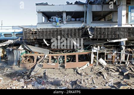 DNIPRO, UKRAINE - 24. AUGUST 2023 - der zentrale Busbahnhof und die umliegenden Gebäude zeigen Schäden, die durch einen russischen Raketenangriff über Nacht verursacht wurden, Dnipro, Zentralukraine. Wie berichtet, starteten russische Besatzer am Donnerstagabend, dem 24. August, Raketen gegen die Stadt. Eines der Geschosse wurde vom Air Command East abgeschossen. Mindestens zehn Menschen wurden verletzt. Eine Transportanlage wurde zerstört. Ein Dutzend Infrastrukturobjekte wurden beschädigt. Dazu gehören eine Bank, eine Tankstelle, ein Hotel, ein Agrarunternehmen, eine Möbelfabrik, und ein Verwaltungsgebäude. Quelle: Ukrinform/Alamy Live News Stockfoto