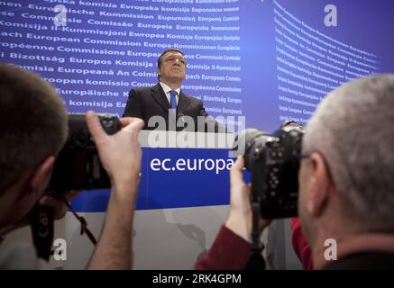 Bildnummer: 53631008  Datum: 27.11.2009  Copyright: imago/Xinhua (091127) -- BRUSSELS, Nov. 27, 2009 (Xinhua) -- European Commission President Jose Manuel Barroso gives the names to the media about the formation of the new EU Commission team in Brussels, Nov. 27, 2009. (Xinhua/Thierry Monasse)(zx) (3)BELGIUM-BRUSSELS-EU-COMMISSION-FORMATION PUBLICATIONxNOTxINxCHN People Politik EU Kommission kbdig xng 2009 quer Highlight premiumd     Bildnummer 53631008 Date 27 11 2009 Copyright Imago XINHUA  Brussels Nov 27 2009 XINHUA European Commission President Jose Manuel Barroso Gives The Names to The M Stock Photo