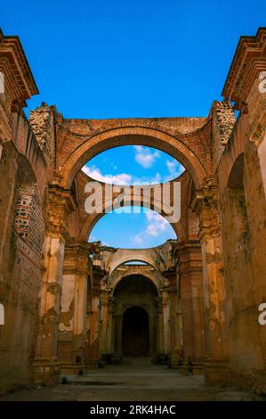 Eine vertikale Aufnahme der Ruinen der Kathedrale von San Jose in Antigua Guatemala Stockfoto