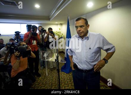 Bildnummer: 53632334 Datum: 27.11.2009 Copyright: imago/Xinhua (091128) -- TEGUCIGALPA, 28. November 2009 (Xinhua) -- Porfirio Lobo Sosa, der Kandidat der rechten Nationalpartei, nimmt ein Interview in Tegucigalpa, der Hauptstadt von Honduras, am 27. November 2009. Die Parlamentswahlen in Honduras finden am 29. November 2009 statt. Am Sonntag sollen etwa 4,6 Millionen Honduraner den Präsidenten, drei Vizepräsidenten, 128 Abgeordnete des Nationalkongresses und 298 Bürgermeister bei den Wahlen wählen. (Xinhua/David de la Paz) (zhs) (2)HONDURAS-TEGUCIGALPA-COUNTDOWN PUBLICATIONxNOTxINxCHN People Politik Präsident Stockfoto