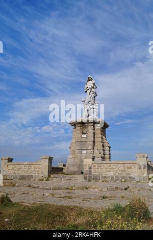 Eine vertikale Aufnahme der Skulptur Notre-Dame des Naufrages in Plogoff, Frankreich Stockfoto