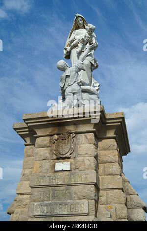 Eine vertikale Aufnahme der Skulptur Notre-Dame des Naufrages in Plogoff, Frankreich Stockfoto