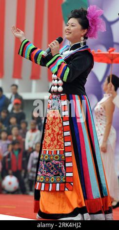 Bildnummer: 53632430  Datum: 28.11.2009  Copyright: imago/Xinhua (091128) -- LUOCHENG, Nov. 28, 2009 (Xinhua) -- An ethnic Mulam woman dressed with traditional costume sings during a celebration in Luocheng Mulam Autonomous County of southwest China s Guangxi Zhuang Autonomous Region, Nov. 28, 2009. Ethnic Mulam celebrated the traditional festival of harvest and wishes on Saturday. (Xinhua/Zhang Ailin)(zx) (11)CHINA-GUANGXI-MULAM ETHNIC -FESTIVAL (CN) PUBLICATIONxNOTxINxCHN Land Leute Tradition kbdig xsk 2009 hoch o0 Tracht    Bildnummer 53632430 Date 28 11 2009 Copyright Imago XINHUA  LUOCHEN Stockfoto