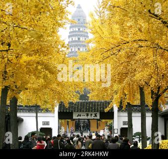 Bildnummer: 53632400  Datum: 28.11.2009  Copyright: imago/Xinhua (091128) -- SUZHOU, Nov. 28, 2009 (Xinhua) -- Huqiu Scenic Area attracts a big number of tourists with golden gingko leaves and rosy maple trees in winter of Suzhou City, east China s Jiangsu Province, Nov. 28, 2009. (Xinhua/Hang Xingwei) (zsc) (1)CHINA-SUZHOU-HUQIU-WINTER SCENERIES (CN) PUBLICATIONxNOTxINxCHN Jahreszeit Herbst kbdig xsk 2009 quadrat o0 Baum    Bildnummer 53632400 Date 28 11 2009 Copyright Imago XINHUA  Suzhou Nov 28 2009 XINHUA Huqiu Scenic Area attracts a Big Number of tourists With Golden Gingko Leaves and Ros Stockfoto