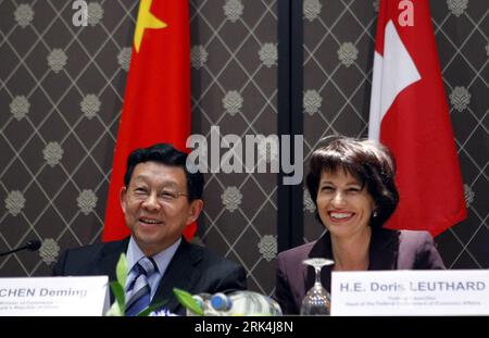 Bildnummer: 53635724 Datum: 30.11.2009 Copyright: imago/Xinhua (091130) -- GENF, 30. November 2009 (Xinhua) -- der chinesische Handelsminister Chen Deming (L) und die Schweizer Wirtschaftsministerin Doris Leuthard nehmen an einer Eröffnungszeremonie der gemeinsamen Studie China-Schweiz zur Prüfung der Durchführbarkeit eines Freihandelsabkommens (FTA) in Genf (Schweiz) am 30. November 2009 Teil. (Xinhua/Zhang Yuwei) (zj) (2)SCHWEIZ-GENF-CHINA-TRADE-FTA PUBLICATIONxNOTxINxCHN People Wirtschaft Politik kbdig xsk 2009 quer Bildnummer 53635724 Datum 30 11 2009 Copyright Imago XINHUA Genf Nov 30 2009 XINHUA Besuch des chinesischen C Stockfoto