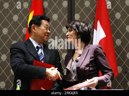 Bildnummer: 53635723  Datum: 30.11.2009  Copyright: imago/Xinhua (091130) -- GENEVA, Nov. 30, 2009 (Xinhua) -- Visiting Chinese Commerce Minister Chen Deming (L) shakes hands with Swiss Economics Minister Doris Leuthard during a launching ceremony of China-Swiss joint study to examine the feasibility of a Free Trade Agreement (FTA) in Geneva, Switzerland, Nov. 30, 2009. (Xinhua/Zhang Yuwei) (zj) (4)SWITZERLAND-GENEVA-CHINA-TRADE-FTA PUBLICATIONxNOTxINxCHN People Wirtschaft Politik kbdig xsk 2009 quer     Bildnummer 53635723 Date 30 11 2009 Copyright Imago XINHUA  Geneva Nov 30 2009 XINHUA Visi Stockfoto