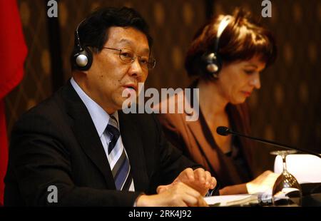 Bildnummer: 53635721 Datum: 30.11.2009 Copyright: imago/Xinhua (091130) -- GENF, 30. November 2009 (Xinhua) -- der chinesische Handelsminister Chen Deming (L) und die Schweizer Wirtschaftsministerin Doris Leuthard nehmen an einer Eröffnungszeremonie der gemeinsamen Studie China-Schweiz zur Prüfung der Durchführbarkeit eines Freihandelsabkommens (FTA) in Genf (Schweiz) am 30. November 2009 Teil. (Xinhua/Zhang Yuwei) (zj) (3)SCHWEIZ-GENF-CHINA-TRADE-FTA PUBLICATIONxNOTxINxCHN People Wirtschaft Politik kbdig xsk 2009 quer Bildnummer 53635721 Datum 30 11 2009 Copyright Imago XINHUA Genf Nov 30 2009 XINHUA Besuch des chinesischen C Stockfoto