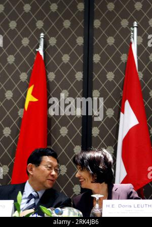 Bildnummer: 53635722 Datum: 30.11.2009 Copyright: imago/Xinhua (091130) -- GENF, 30. November 2009 (Xinhua) -- der chinesische Handelsminister Chen Deming (L) und die Schweizer Wirtschaftsministerin Doris Leuthard nehmen an einer Eröffnungszeremonie der gemeinsamen Studie China-Schweiz zur Prüfung der Durchführbarkeit eines Freihandelsabkommens (FTA) in Genf (Schweiz) am 30. November 2009 Teil. (Xinhua/Zhang Yuwei) (zj) (1)SCHWEIZ-GENF-CHINA-TRADE-FTA PUBLICATIONxNOTxINxCHN People Wirtschaft Politik kbdig xsk 2009 hoch Bildnummer 53635722 Datum 30 11 2009 Copyright Imago XINHUA Genf Nov 30 2009 XINHUA Besuch des chinesischen C Stockfoto