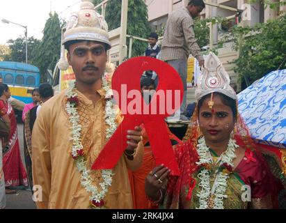 Bildnummer: 53638315  Datum: 01.12.2009  Copyright: imago/Xinhua (091202) -- NEW DELHI, Dec. 2, 2009 (Xinhua) -- Volunteers acting as a newly-weded couple take part in a campaign calling for blood tests before marriage in Kolkata, capital of eastern Indian state West Bengal, on the 22nd World AIDS Day, Dec.1, 2009. (Xinhua/Tumpa Mondal) (nxl) (2)INDIA-WORLD AIDS DAY PUBLICATIONxNOTxINxCHN Weltaidstag kbdig xkg 2009 quer  o0 Demo, Rote Schleife    Bildnummer 53638315 Date 01 12 2009 Copyright Imago XINHUA  New Delhi DEC 2 2009 XINHUA Volunteers Acting As a newly  COUPLE Take Part in a Campaign Stock Photo