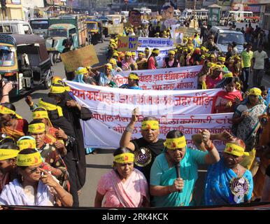 Bildnummer: 53642585 Datum: 03.12.2009 Copyright: imago/Xinhua (091203) -- BHOPAL (INDIEN), 3. Dezember 2009 (Xinhua) -- Teilnahme an einer Demonstration anlässlich des 25. Jahrestages der Bhopal-Gaskatastrophe in Bhopal, Indien, 3. Dezember 2009. Die Tragödie ereignete sich am 3. Dezember 1984, als Tonnen von Methyl-ISO-Cyanat (MIC) und anderen tödlichen Gasen aus der Pestizidfabrik der Union Carbide Corporation in Bhopal ausgespuckt wurden, wodurch mehr als 3.500 Menschen sofort getötet wurden und mehrere Tausend andere ums Leben kamen. (Xinhua) (zj) (1)INDIEN-BHOPAL-KATASTROPHE-25 JAHRE PUBLICATIONxNOTxINxCHN Jahrestag Giftgas Katastrophe kbdig xmk 2009 q Stockfoto