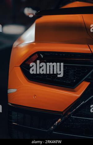 Eine Nahaufnahme eines schlanken, orangefarbenen Lamborghini Stockfoto