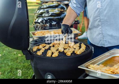 Im Sommer können Sie im Freien gegrillte Hühnerkebabs kochen Stockfoto