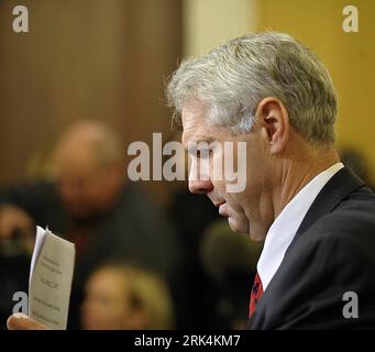 Bildnummer: 53645124 Datum: 03.12.2009 Copyright: imago/Xinhua (091203) -- WASHINGTON, 3. Dezember 2009 (Xinhua) -- US-Geheimdienstdirektor Mark Sullivan bezeugt in Washington, 3. Dezember 2009, während der Anhörung des House Homeland Security Committee zum Sicherheitsbruch des Weißen Hauses über Torabstürze (Xinhua/Zhang Yan) (5)U.S.-WHITE HOUSE-CRASHERS-HEARING PUBLICATIONxNOTxINxCHN People Geheimdienst Ausschus Anhörung kbdig xmk 2009 quadrat o00 Porträt Bildnummer 53645124 Datum 03 12 2009 Copyright Imago XINHUA Washington DEC 3 2009 XINHUA U S Secret Service Director Mark Sullivan testifie Stockfoto