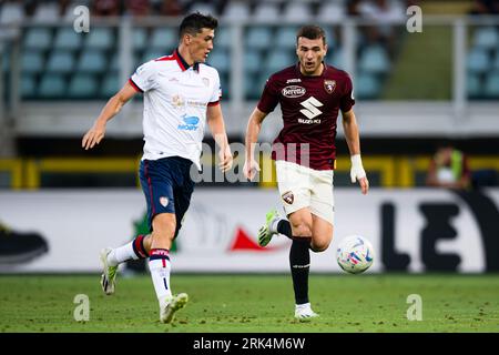 Alessandro Buongiorno vom FC Turin tritt mit Eldor Shomurodov von Cagliari Calcio während des Fußballspiels der Serie A zwischen dem FC Turin und Cagliari Calcio um den Ball an. Stockfoto