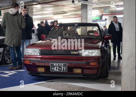 Klassischer Nissan Bluebird der T12 T72 Serie in tiefem kastanienbraunen Rot, abgestimmt auf Straßenrennen Stockfoto