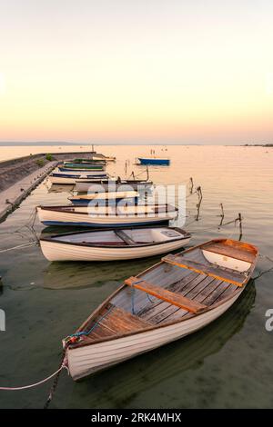 calm idyllic picture about boats next to the pier at sunset in Balatonlelle at Lake Balaton Stockfoto