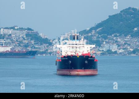 Öltanker in der Bucht von Acapulco Stockfoto