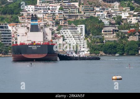 Öltanker in der Bucht von Acapulco Stockfoto