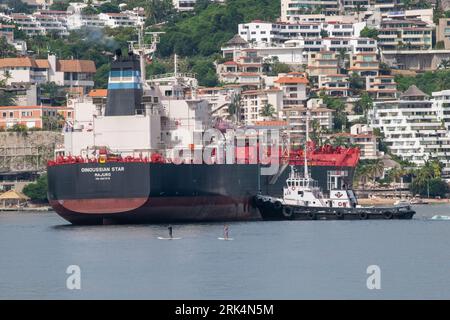 Öltanker in der Bucht von Acapulco Stockfoto