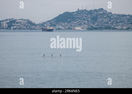 Öltanker in der Bucht von Acapulco Stockfoto