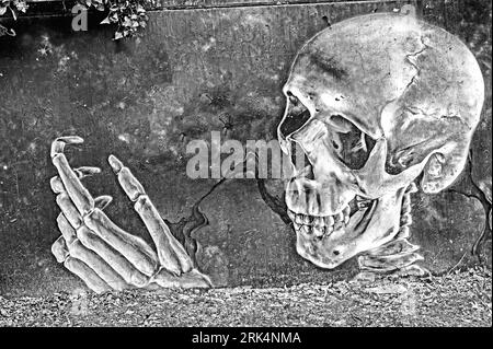 Totenkopf an einer Mauer (Graffito); Schädel (Graffito) an einer Wand Stockfoto