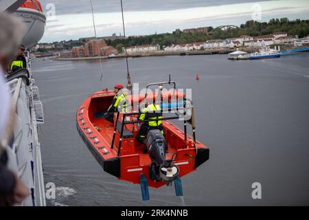 Rettungsboot an Bord der Fähre angehoben Stockfoto