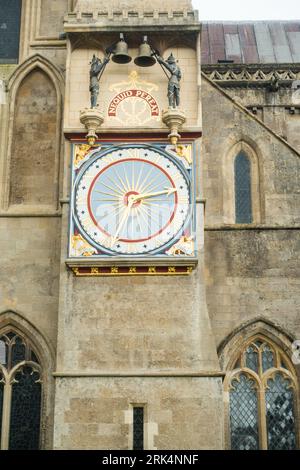 Antike Außenuhr am Nordquerschiff der Wells Cathedral restauriert, Wells, Somerset, England, Großbritannien. Stockfoto